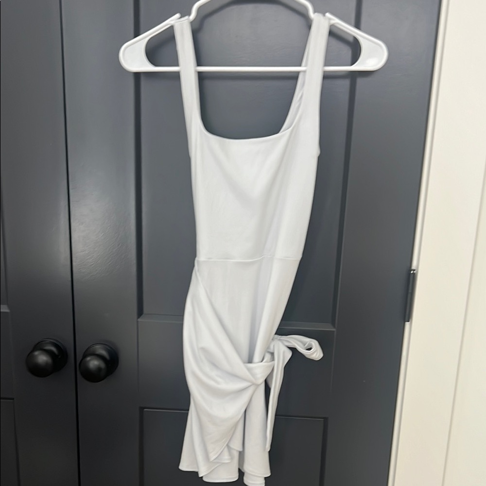 Elegant White Sleeveless Dress